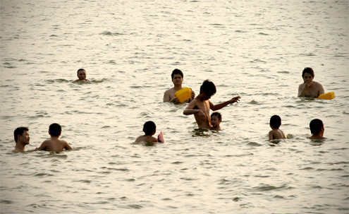 Thích thú ngâm mình dưới dòng nước mát. Thích thú ngâm mình dưới dòng nước mát.