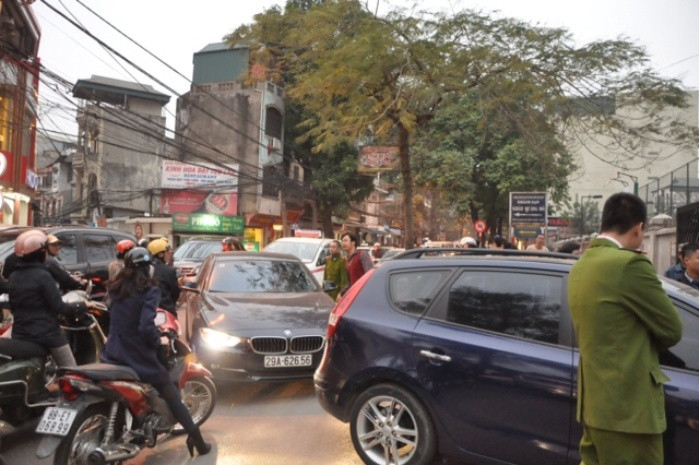 Xe nào không đóng mức phí 2,5 triệu đồng sẽ bị chặn ngay từ lối vào khu vực chung cư Golden Westlake khiến giao thông tại đường Thụy Khê chiều tối qua huyên náo, lộn xộn.