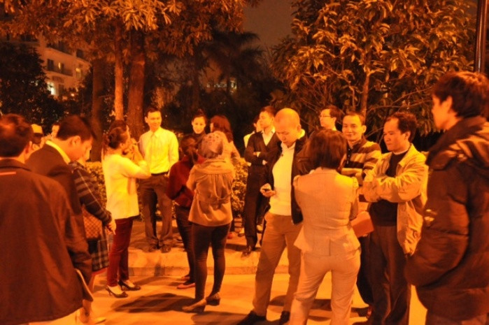 Cư dân không biết để xe ở đâu để về nhà, bức xúc tập trung phản đối chủ đầu tư.