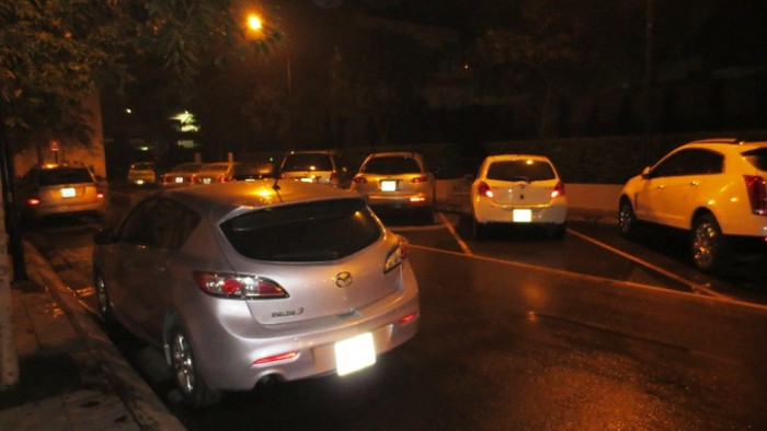 Dù trời mưa nhưng hàng trăm chiếc ô tô không được xuống hầm, phải đỗ khu vực ngoài trời.