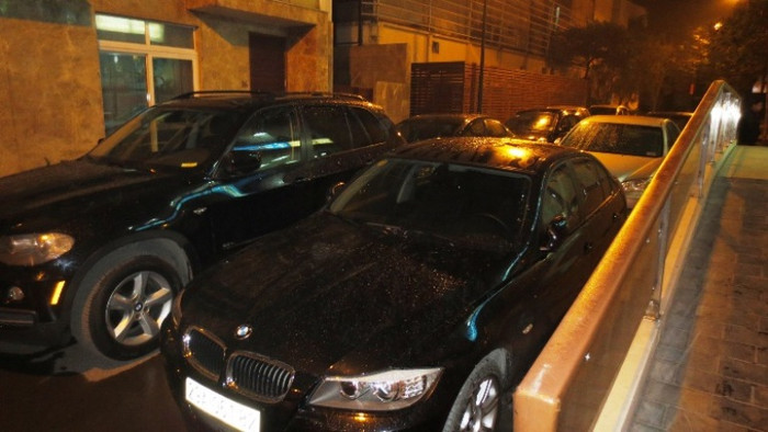 Xe đỗ bịt kín lối đi chung cư Golden Westlake. Cư dân cho biết, sẽ đỗ xe dưới tình trạng này dù phải đi xe ôm, taxi đi làm cho đến khi nào chủ đầu tư đưa phí gửi xe về mức hợp lý.