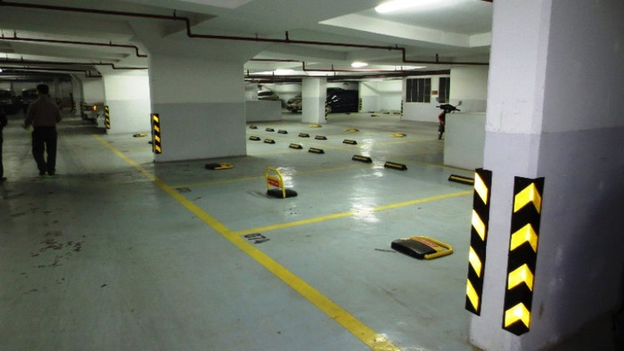 Phía dưới tầng hầm, chỉ có vài chiếc xe đỗ, còn lại đều vắng tanh