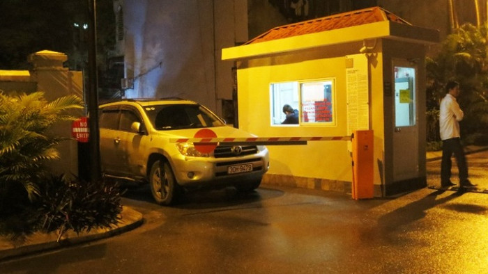 Một cư dân bức xúc không chịu mua vé như khách, bị chặn ngay lối vào chung cư đêm qua