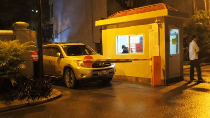 Một cư dân bức xúc không chịu mua vé như khách, bị chặn ngay lối vào chung cư đêm qua