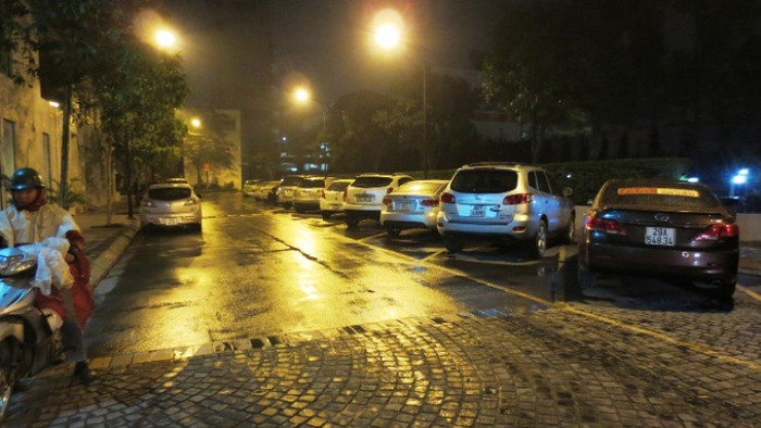 Mặc dù khu vực ngoài trời trước đây cư dân được đỗ miễn phí vì là khu vực công cộng nhưng kể từ chiều qua, nếu không đóng 2,5 triệu đồng thì không những khu vực hầm B1, B2 mà đỗ xe ngoài trời cư dân cũng phải trả tiền.