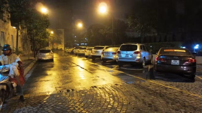 Mặc dù khu vực ngoài trời trước đây cư dân được đỗ miễn phí vì là khu vực công cộng nhưng kể từ chiều qua, nếu không đóng 2,5 triệu đồng thì không những khu vực hầm B1, B2 mà đỗ xe ngoài trời cư dân cũng phải trả tiền.