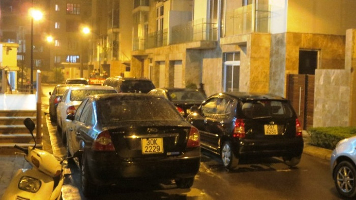 Những ô tô muốn vào trong khu vực chung cư phải mua vé đỗ xe như khách với mức phí cao nhất là 75.000 đồng.