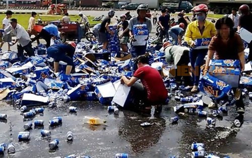 Hình ảnh mẹ và rất nhiều người khác tham gia "hôi của" là một bài học trong vấn đề giáo dục con cái. Hình ảnh mẹ và rất nhiều người khác tham gia "hôi của" là một bài học trong vấn đề giáo dục con cái.