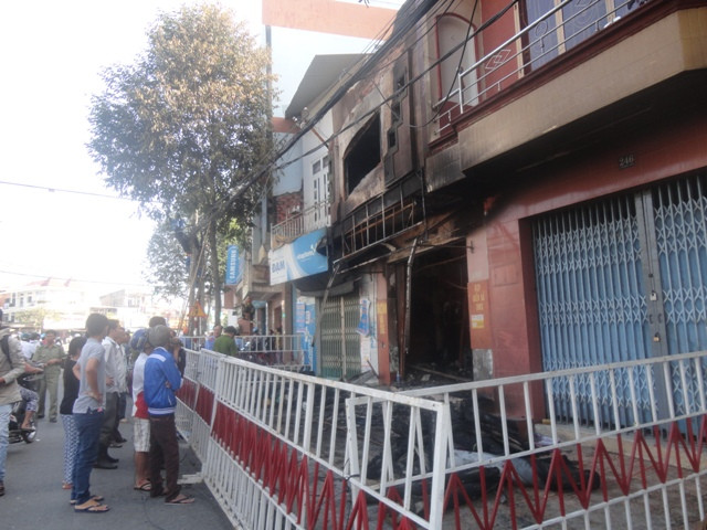 Nhiều người dân có mặt tại hiện trường vụ cháy