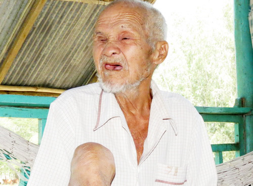 "Tiền bà con cho mình phải biết tiết kiệm, không thể xài hoang phí", cụ Cưng nêu quan điểm và cho biết cuối tháng chỉ biết mua vàng cất giữ trong người. Ảnh: Tố Trâm "Tiền bà con cho mình phải biết tiết kiệm, không thể xài hoang phí", cụ Cưng nêu quan điểm và cho biết cuối tháng chỉ biết mua vàng cất giữ trong người. Ảnh: Tố Trâm