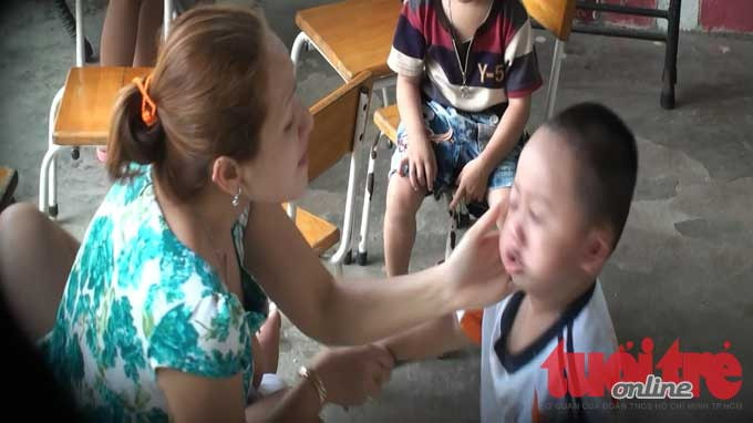 Sau màn đón tiếp niềm nở là vô số kiểu hành hạ mà 'bảo mẫu' Điều, Phương dành cho các trẻ mầm non - Ảnh trích từ các video clip ghi hình ngày 9, 11 và 12-12 Sau màn đón tiếp niềm nở là vô số kiểu hành hạ mà 'bảo mẫu' Điều, Phương dành cho các trẻ mầm non - Ảnh trích từ các video clip ghi hình ngày 9, 11 và 12-12