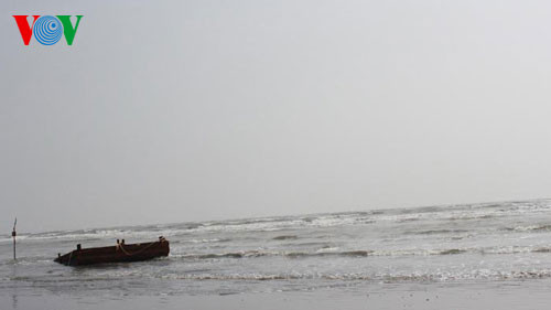 Bãi biển 30/4 tuy nông nhưng có dòng chảy khá phức tạp và nhiều đá ngầm rất nguy hiểm. Bãi biển 30/4 tuy nông nhưng có dòng chảy khá phức tạp và nhiều đá ngầm rất nguy hiểm.