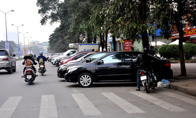 Diện tích làn đường trong cùng ở mỗi chiều bị chiếm dụng để làm chỗ đỗ và trông xe. Diện tích làn đường trong cùng ở mỗi chiều bị chiếm dụng để làm chỗ đỗ và trông xe.