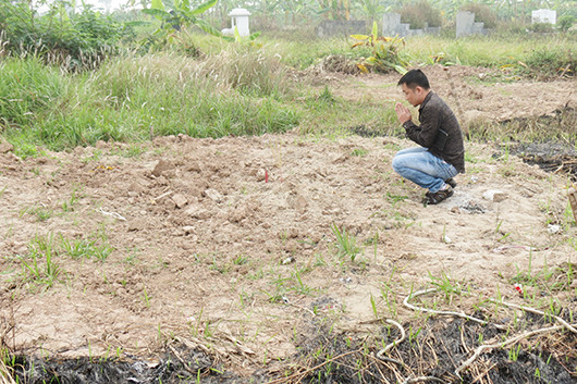 Đám đất có ngôi mộ đúng như lời chỉ dẫn của bà Gấm. Đám đất có ngôi mộ đúng như lời chỉ dẫn của bà Gấm.