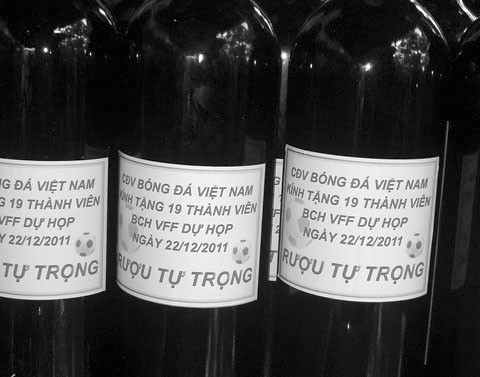 "Rượu tự trọng" mà người hâm mộ gửi tặng ông Hỷ và các quan chức VFF.