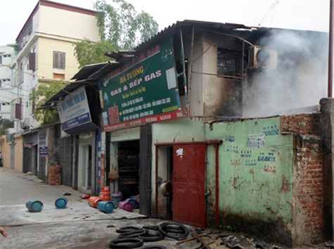 Nhiều bình gas bon ra ngoài đường Nhiều bình gas bon ra ngoài đường