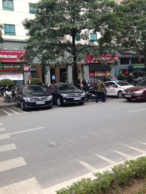 Nhân viên trông giữ xe vẫn ngang nhiên chiếm dụng đường để làm nơi kinh doanh