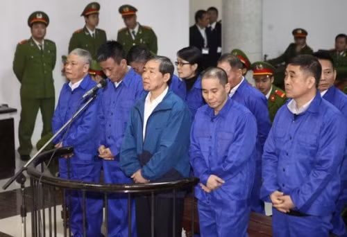 Các bị cáo tại phiên tòa. Ảnh: Người Lao Động