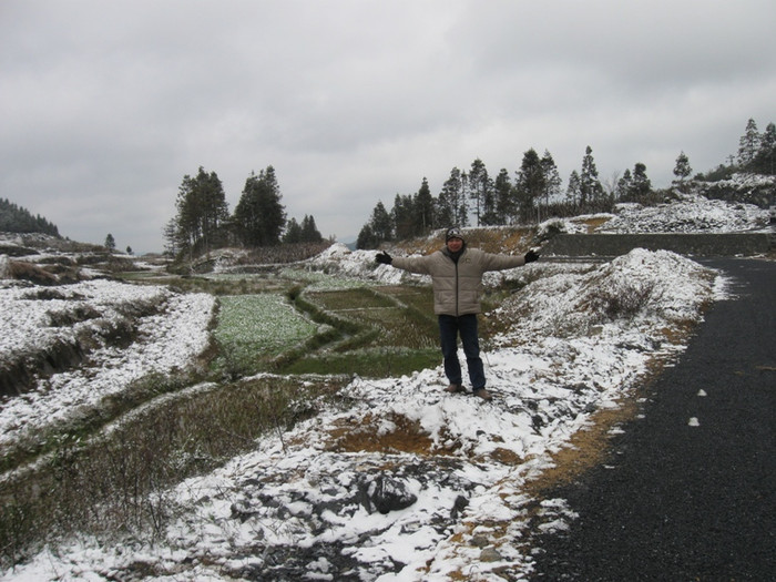 Thầy giáo Hiếu kỳ chụp ảnh làm kỷ niệm Thầy giáo Hiếu kỳ chụp ảnh làm kỷ niệm