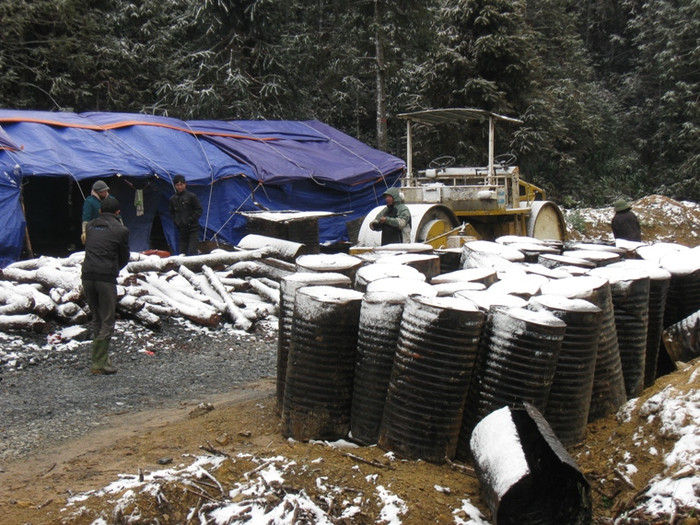 Công nhân làm đường cũng phải dừng thi công Công nhân làm đường cũng phải dừng thi công