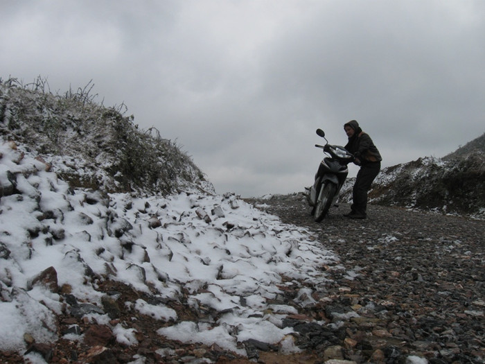 Xe máy đi lại khó khăn vì đường trơn Xe máy đi lại khó khăn vì đường trơn