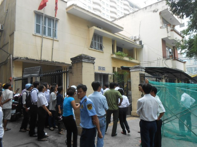 Trước đó, hố "nuốt" gọn mọi thứ xung quanh khiến nhiều nhân viên tại trụ sở nháo nhào bỏ chạy.