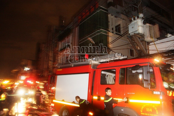 Sau 1 giờ nỗ lực, đám cháy đã được dập tắt hoàn toàn Sau 1 giờ nỗ lực, đám cháy đã được dập tắt hoàn toàn