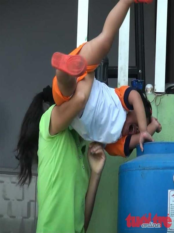 Sau màn đón tiếp niềm nở là vô số kiểu hành hạ mà 'bảo mẫu' Điều, Phương dành cho các trẻ mầm non - Ảnh trích từ các video clip ghi hình ngày 9, 11 và 12-12 Sau màn đón tiếp niềm nở là vô số kiểu hành hạ mà 'bảo mẫu' Điều, Phương dành cho các trẻ mầm non - Ảnh trích từ các video clip ghi hình ngày 9, 11 và 12-12