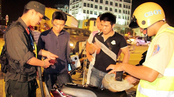 CSGT Hà Nội tham gia vào các tổ công tác 141 góp phần đấu tranh, ngăn chặn hoạt dộng của tội phạm. CSGT Hà Nội tham gia vào các tổ công tác 141 góp phần đấu tranh, ngăn chặn hoạt dộng của tội phạm.