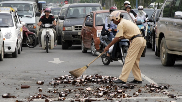 Hình ảnh CSGT Hà Nội ngày càng đẹp hơn trong mắt người dân. Hình ảnh CSGT Hà Nội ngày càng đẹp hơn trong mắt người dân.