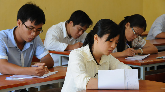 Thi tuyển cạnh tranh các chức danh từ nhân viên đến lãnh đạo để có đội ngũ công chức giỏi. Trong ảnh: thí sinh tham dự kỳ thi tuyển công chức tại Trường cán bộ TP.HCM - Ảnh: Minh Đức Thi tuyển cạnh tranh các chức danh từ nhân viên đến lãnh đạo để có đội ngũ công chức giỏi. Trong ảnh: thí sinh tham dự kỳ thi tuyển công chức tại Trường cán bộ TP.HCM - Ảnh: Minh Đức