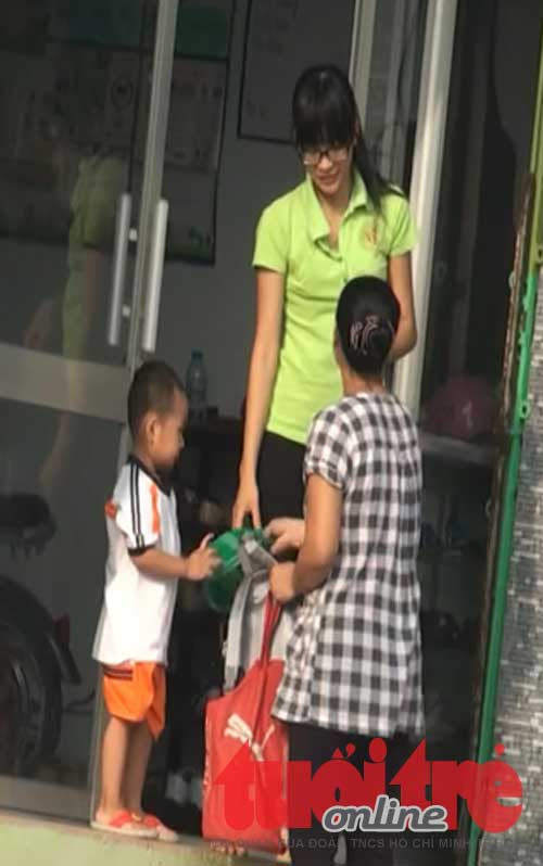 Sau màn đón tiếp niềm nở là vô số kiểu hành hạ mà 'bảo mẫu' Điều, Phương dành cho các trẻ mầm non - Ảnh trích từ các video clip ghi hình ngày 9, 11 và 12-12. Sau màn đón tiếp niềm nở là vô số kiểu hành hạ mà 'bảo mẫu' Điều, Phương dành cho các trẻ mầm non - Ảnh trích từ các video clip ghi hình ngày 9, 11 và 12-12.