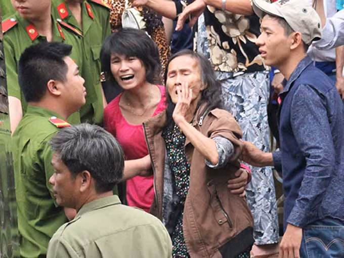 Thân nhân của Hồ Duy Trúc gào thét tại sân tòa án - Ảnh: Quang Nguyễn