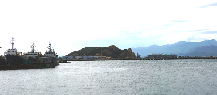 Tại quân cảng, lực lượng quân đội của ta ở Cam Ranh sẽ làm các thủ tục đón nhận và treo cờ quân chủng lên kilo Hà Nội. Con tàu sẽ neo đậu tại Cam Ranh chờ đợi tàu kilo thứ 2 sẽ được bàn giao cho Việt Nam trong vòng 3 tháng tiếp theo. Tại quân cảng, lực lượng quân đội của ta ở Cam Ranh sẽ làm các thủ tục đón nhận và treo cờ quân chủng lên kilo Hà Nội. Con tàu sẽ neo đậu tại Cam Ranh chờ đợi tàu kilo thứ 2 sẽ được bàn giao cho Việt Nam trong vòng 3 tháng tiếp theo.