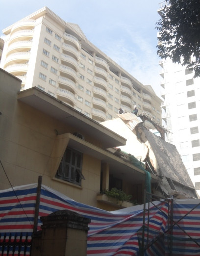 Các công nhân đang tiến hành công việc tháo dỡ Các công nhân đang tiến hành công việc tháo dỡ