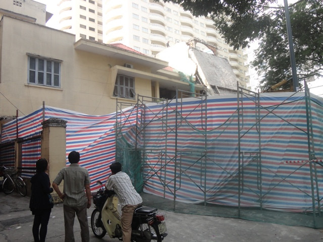 Một số người dân đến chứng kiến cảnh tháo dỡ Một số người dân đến chứng kiến cảnh tháo dỡ