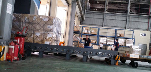 Từng kiện hàng đều được đưa vào máy soi hiện đại để kiểm tra chặt chẽ nhưng kiện hàng có giấu gần 230 kg heroin bên trong đã dễ dàng lọt qua. Ảnh: Thanh Niên Từng kiện hàng đều được đưa vào máy soi hiện đại để kiểm tra chặt chẽ nhưng kiện hàng có giấu gần 230 kg heroin bên trong đã dễ dàng lọt qua. Ảnh: Thanh Niên