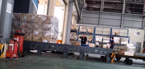 Từng kiện hàng đều được đưa vào máy soi hiện đại để kiểm tra chặt chẽ nhưng kiện hàng có giấu gần 230 kg heroin bên trong đã dễ dàng lọt qua. Ảnh: Thanh Niên Từng kiện hàng đều được đưa vào máy soi hiện đại để kiểm tra chặt chẽ nhưng kiện hàng có giấu gần 230 kg heroin bên trong đã dễ dàng lọt qua. Ảnh: Thanh Niên