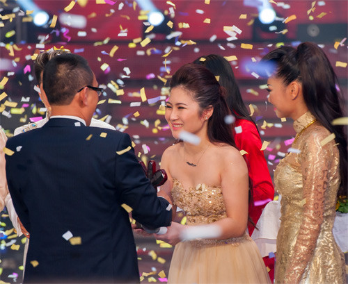 Hương Tràm nhận kỷ niệm chương từ ông Lại Văn Sâm. Hương Tràm nhận kỷ niệm chương từ ông Lại Văn Sâm.