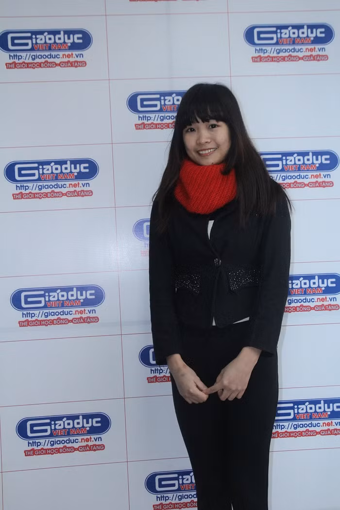 Nữ sinh Bùi Thị Bích Phượng xúc động kể về kỷ niệm thời thơ ấu. Nữ sinh Bùi Thị Bích Phượng xúc động kể về kỷ niệm thời thơ ấu.