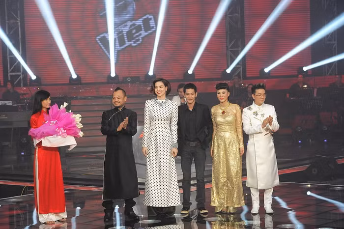 Phục trang của các giám khảo đầu và cuối chương trình. Phục trang của các giám khảo đầu và cuối chương trình.