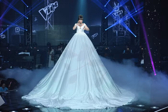 Xuân Nghi cùng chiếc váy "kỷ lục". Xuân Nghi cùng chiếc váy "kỷ lục".