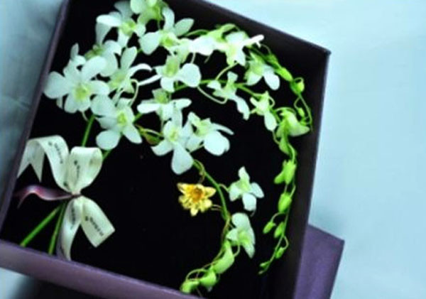 Mỗi bông hoa hoa mạ vàng đều được tuyển chọn khắt khe từ những giống hoa quý, đủ tiêu chuẩn về độ dày cánh hoa, kết cấu tạo hình hoàn hảo. Để lưu giữ được vẻ đẹp tự nhiên và tạo độ cứng cáp, hoa được phủ lớp kim loại trước khi được phủ kín trong lớp vàng 24K nguyên chất. Những bông hoa tự nhiên mạ vàng được hoàn thiện bằng phương thức thủ công và kiểm duyệt kỹ lưỡng bởi những nghệ nhân có kinh nghiệm lâu năm, trước khi xếp trang trọng vào trong hộp quà tặng đệm lót nhung.