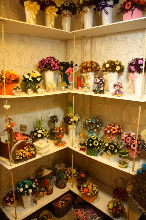 Không chỉ được ngắm nhìn, được cảm nhận mà bạn còn có thể trò chuyện một cách thân mật, chia sẻ niềm đam mê về hoa và về cái đẹp. Jolie còn có thể giúp bạn thực hiện những ý tưởng, sáng tạo của mình thành những sản phẩm mà chỉ bạn mới có