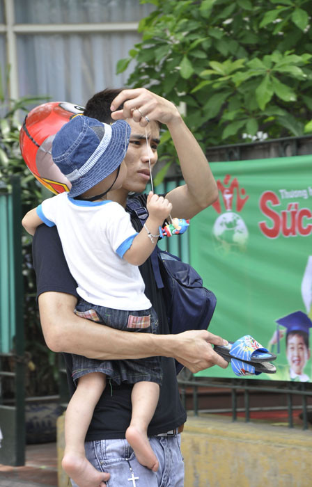 Ở bất kì độ tuổi nào, mọi người về lăng Bác đều với lòng thành kính và viếng thăm vị cha già kính yêu của dân tộc.