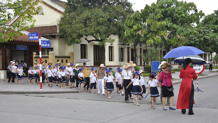 Những đoàn học sinh thể hiện nét vui mừng khi chuẩn bị được gặp Bác.