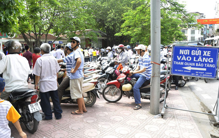 Cổng vào nơi gửi xe trên đường Ngọc Hà cũng bị ngắt đoạn khi nhường đường cho dòng người đi viếng lăng Bác.