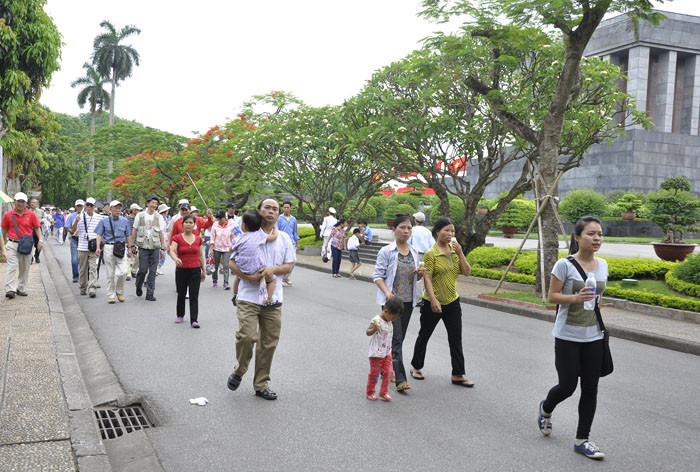 Sau khi viếng lăng Bác và tham quan khu phủ Chủ tịch dòng người lại ùn ùn đổ ra