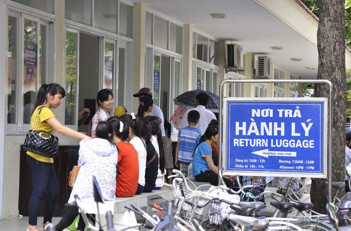 Nơi trả hành lý lại càng đông hơn khi thời gian về trưa.