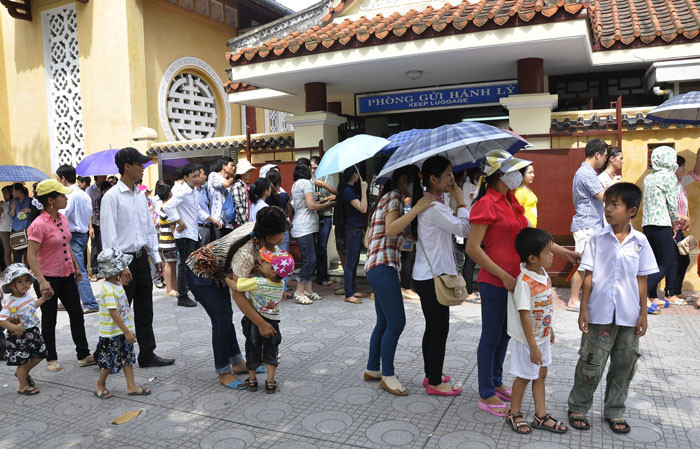 Trước cửa gửi đồ (đường Hùng Vương) cũng trật kín người.